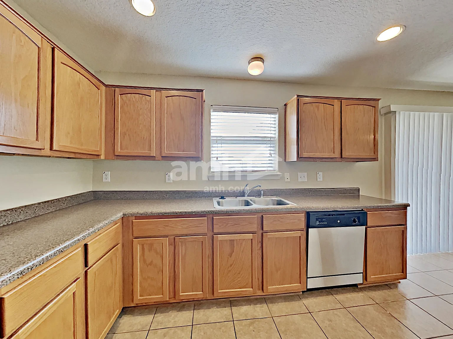 4 bed, 2.5 bath, 2485 sqft, $1,950 — Photo 4