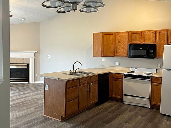 2nd image of 421 Vineyards Ct