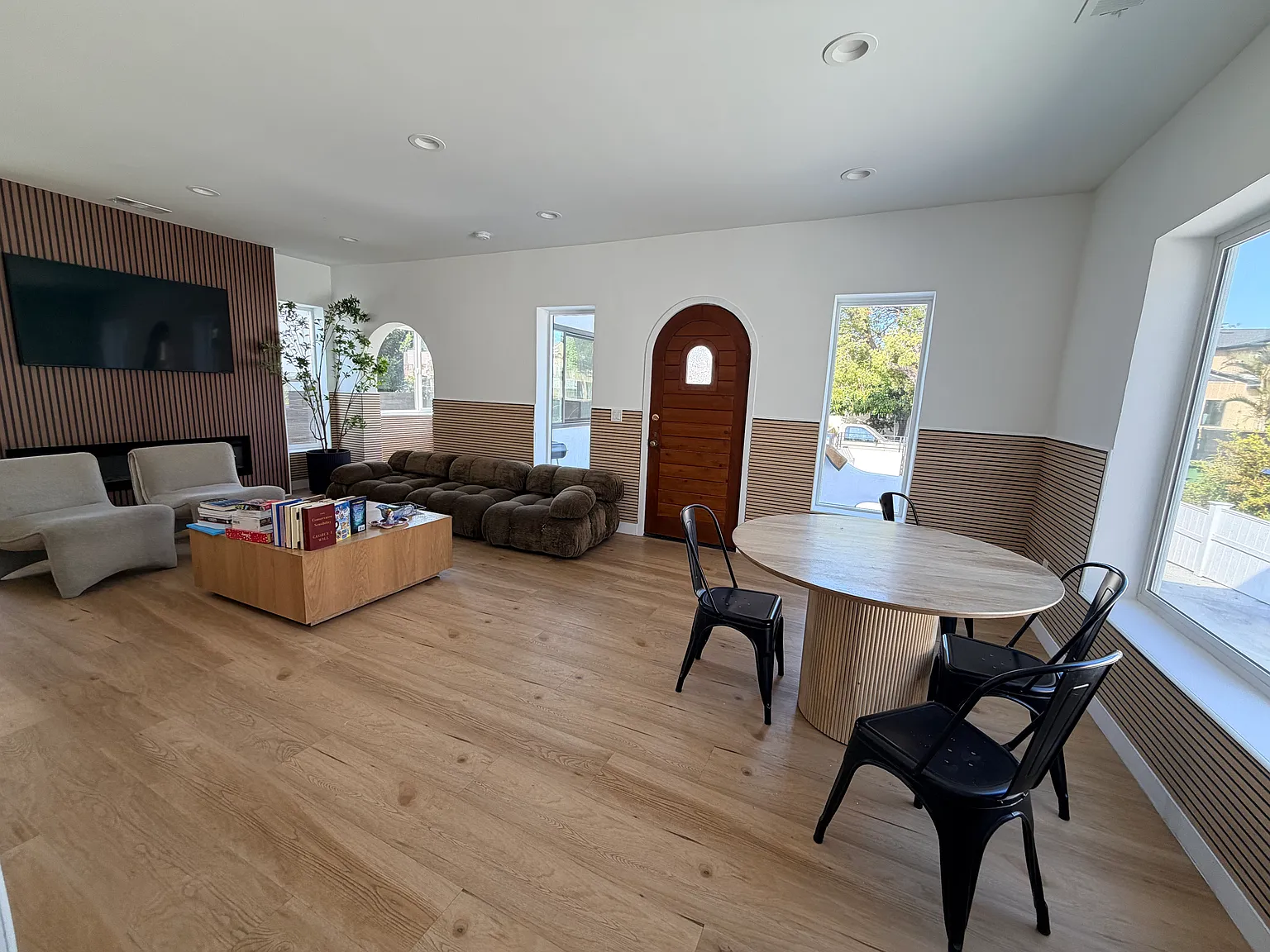 5 bed, 2000 sqft, $8,999 — Photo 4