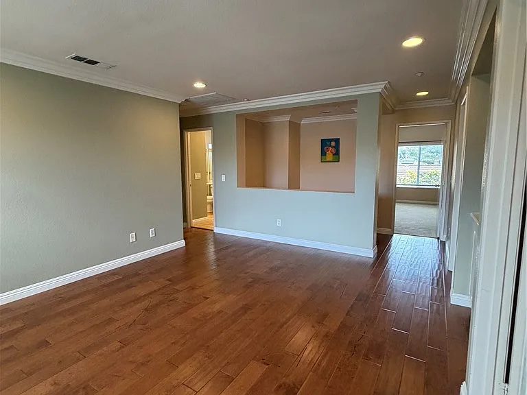 554 Robins Pl — Photo 14
