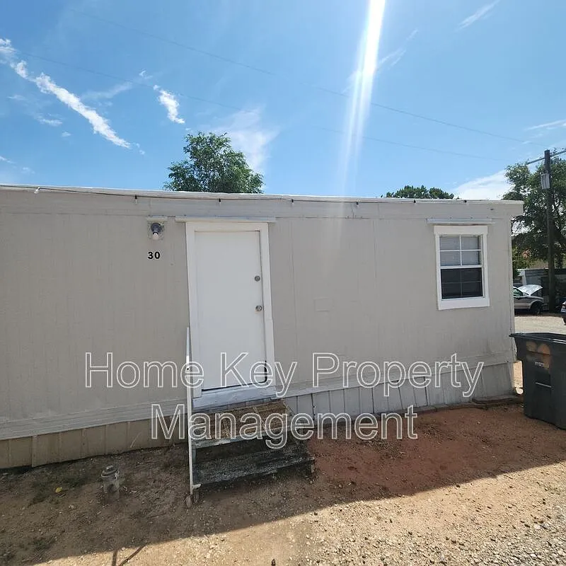 1 bed, 1.0 bath, 250 sqft, $900 — Photo 2