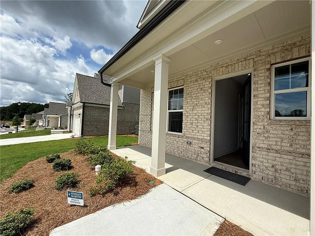 4 bed, 3.0 bath, 2600 sqft, $2,850 — Photo 2