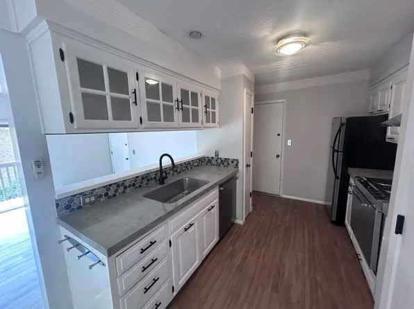 419 W 104th St APT D, Kansas City, MO 64114