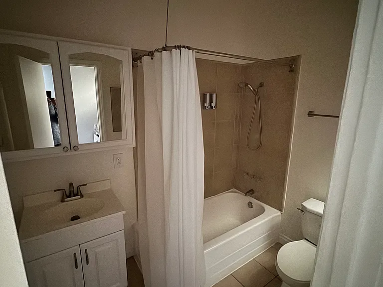 1414 N Hobart Blvd #13 — Photo 3
