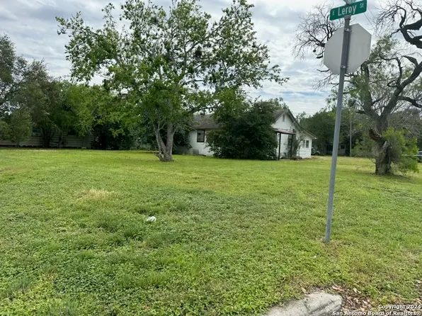 300 E Le Roy Street, Three Rivers, TX 78071