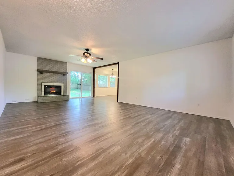 3222 W Roxbury St — Photo 2