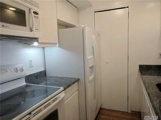 88 Cuttermill Rd #320 — Photo 2