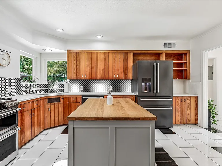 1618 Waterston Ave — Photo 16