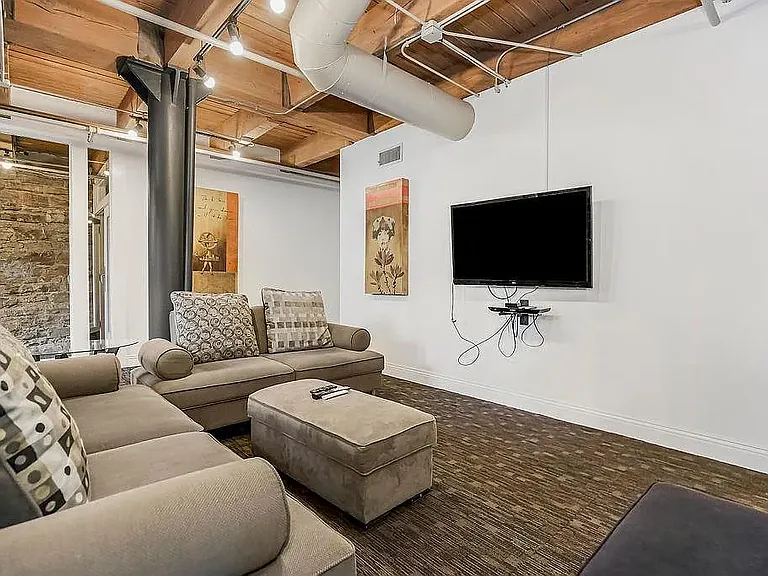 700 Broadway Blvd #406 — Photo 2