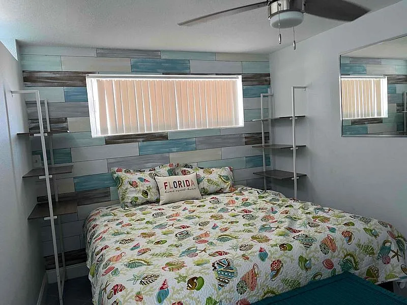 Mermaid Themed King Bedroom Suite - Top floor Uniquely Renovated Condo with Views! — Photo 2