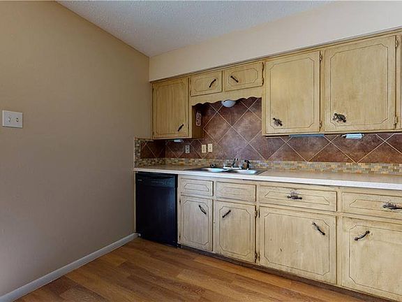 4th image of 2110 Hunt Dr #A-d