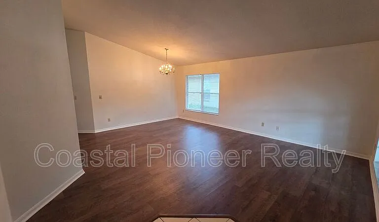 1731 Wakefield Dr — Photo 3