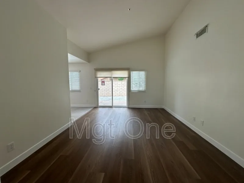 4 bed, 2.0 bath, 1724 sqft, $3,800 — Photo 4