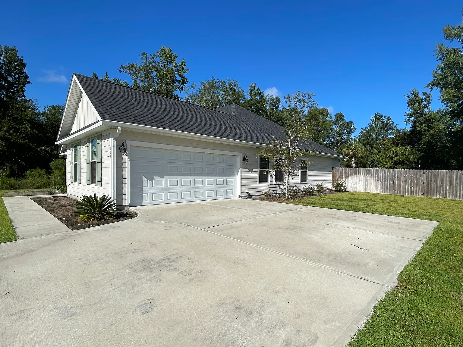Spacious 4BR/3.5BA Home with Huge Fenced Backyard in The Lakes — Photo 2