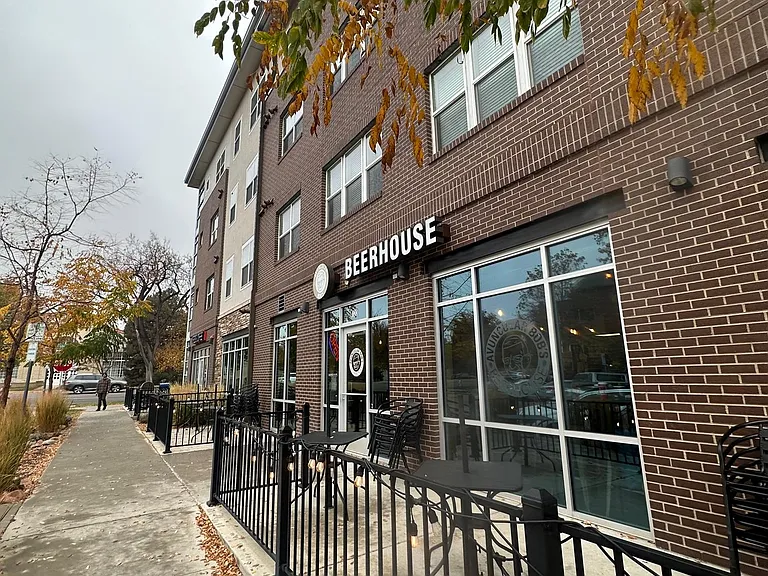 College 830 — Photo 35