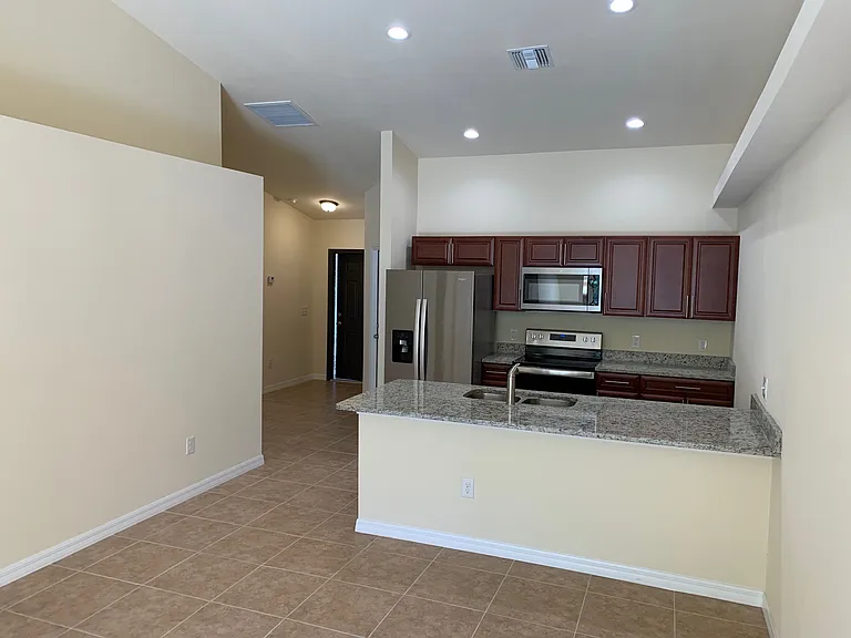 3827 SW 8th Ct — Photo 4
