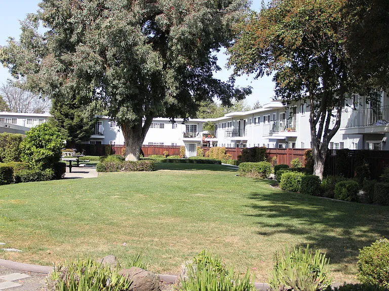 Pacific Garden Apartments — Photo 32