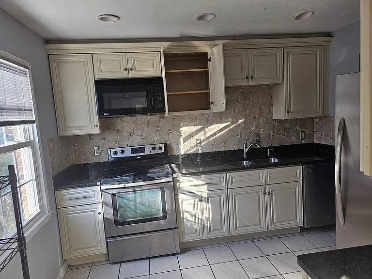 7558 Whitehall Dr — Photo 16