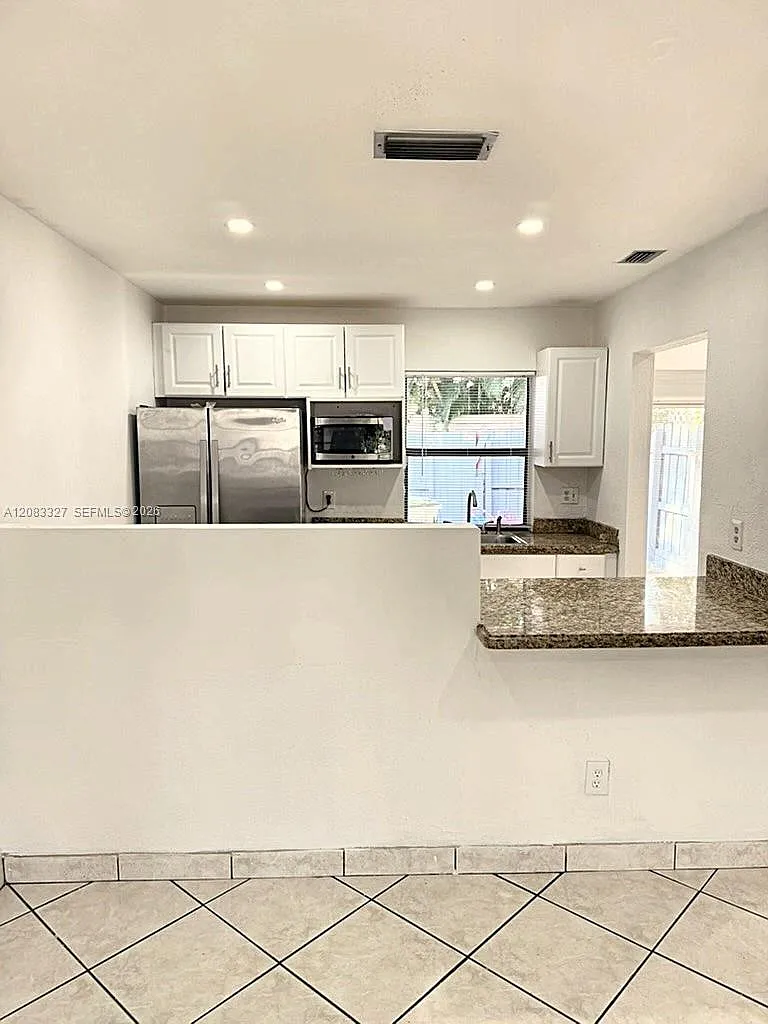 Pembroke Pointe Sec One — Photo 4
