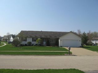 1761 W Apache Trl, Freeport, IL 61032