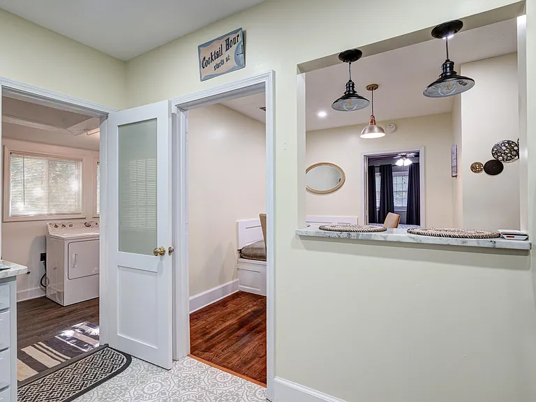 2518 Lester St — Photo 6