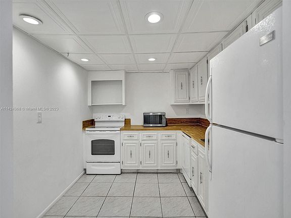 2nd image of 800 Parkview Dr APT 118