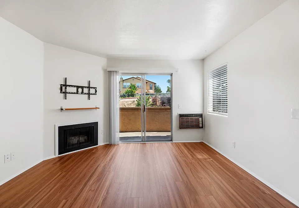 215 Woodland Pkwy #201