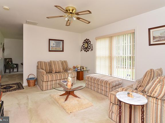 3rd image of 106 Stratford Cir