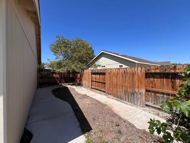2628 Elizabeth Pkwy — Photo 33