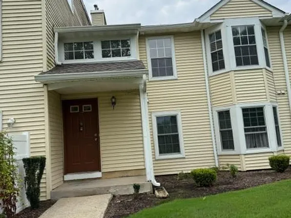 27 Dennis Ct, Hightstown, NJ 08520