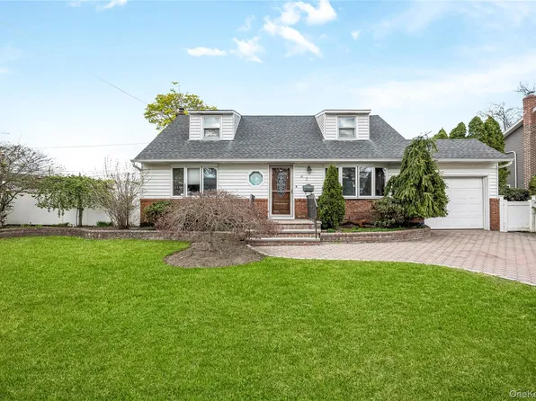 43 W Oak Street, Farmingdale, NY 11735