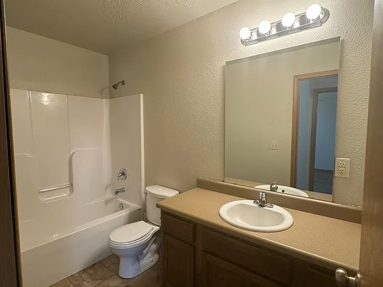 1413 W Hovey St #A — Photo 8