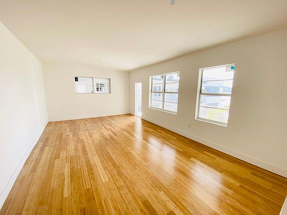 5th image of 958 Bay Dr #909