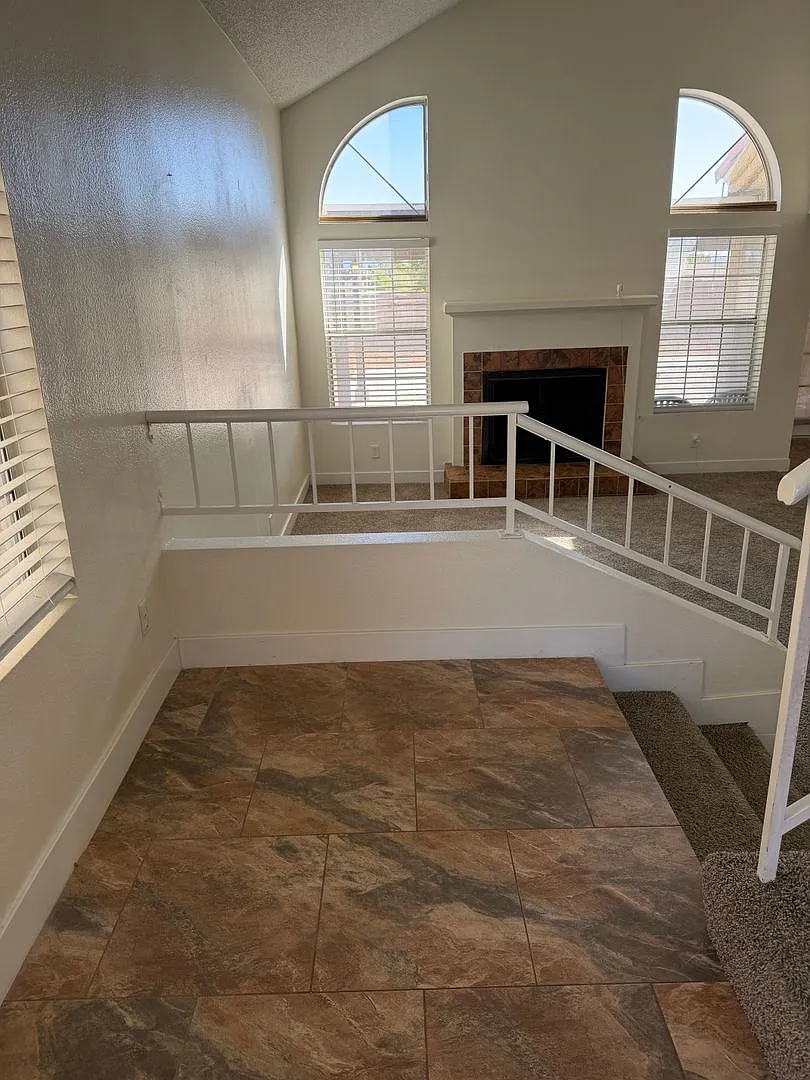 NW 2 bdrm Plus Loft 2 car garage — Photo 3