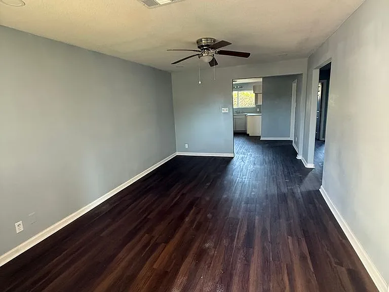 3726 Edgemont Dr — Photo 2