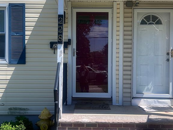 4th image of 228 Windsor Ave