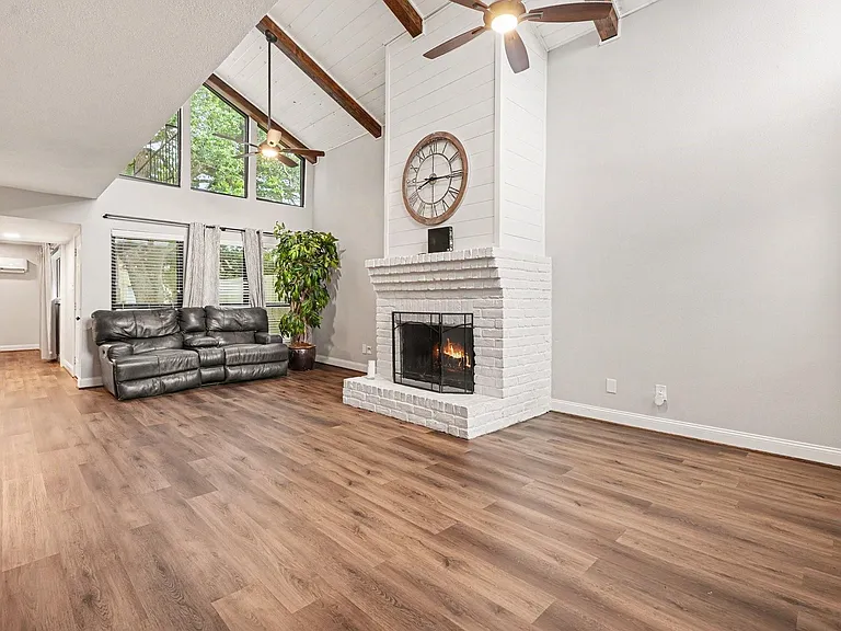 18242 Lakeside Ln — Photo 2