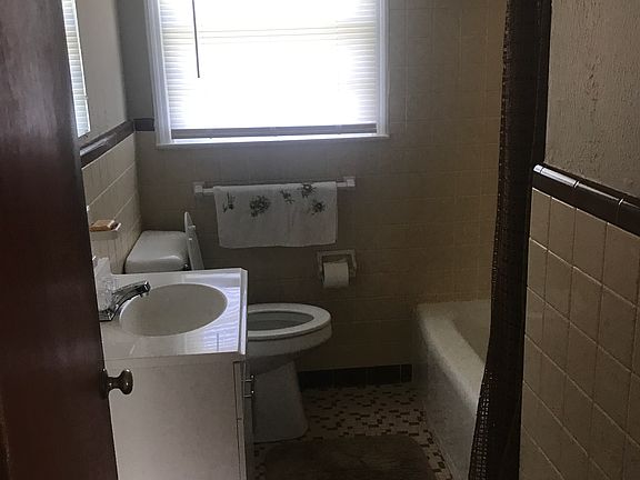4th image of 607 Betty St