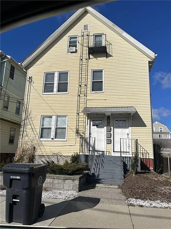 2 bed, 1.0 bath, 890 sqft, $1,600 — Photo 1