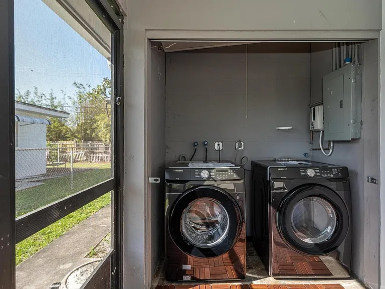 1051 SW 32nd Ct #1 — Photo 10
