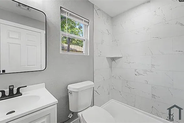 209 N Xenophon Ave #A — Photo 2