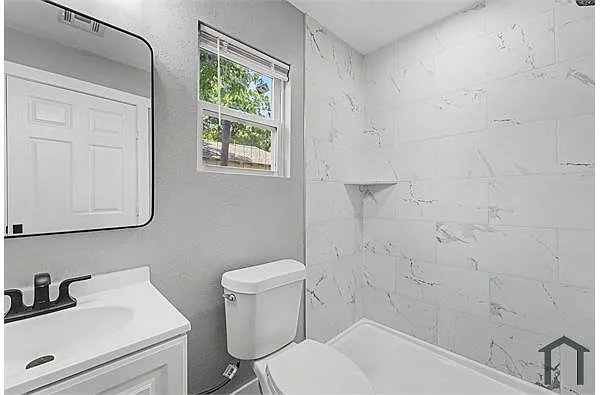 Building Photo - 209 N Xenophon Ave #A