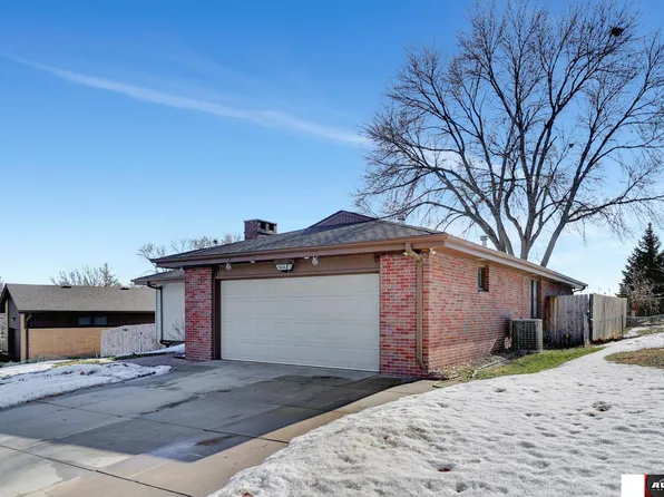7435 Englewood Dr, Lincoln, NE 68510