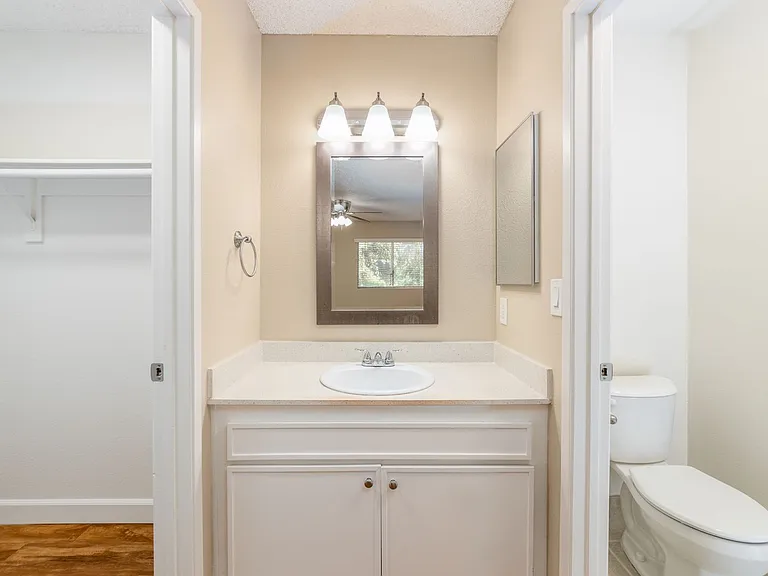 Willow Creek Apartments — Photo 9