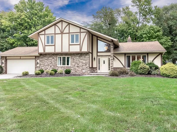 457 Lowell Dr, Highland Heights, OH 44143