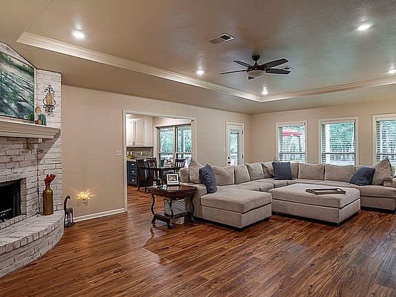 5th image of 108 Oakcreek St
