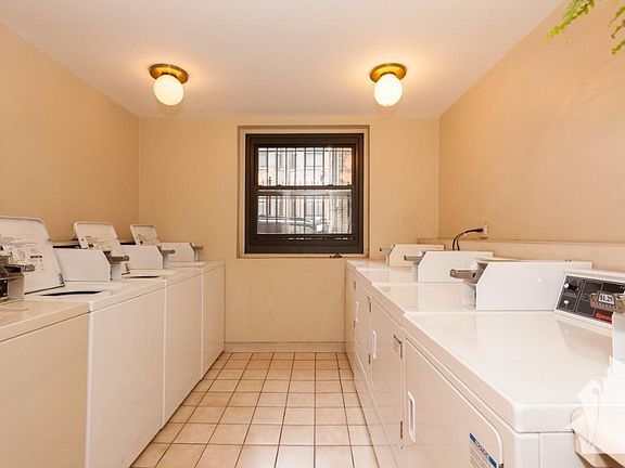 3rd image of 543 W Briar Pl #204