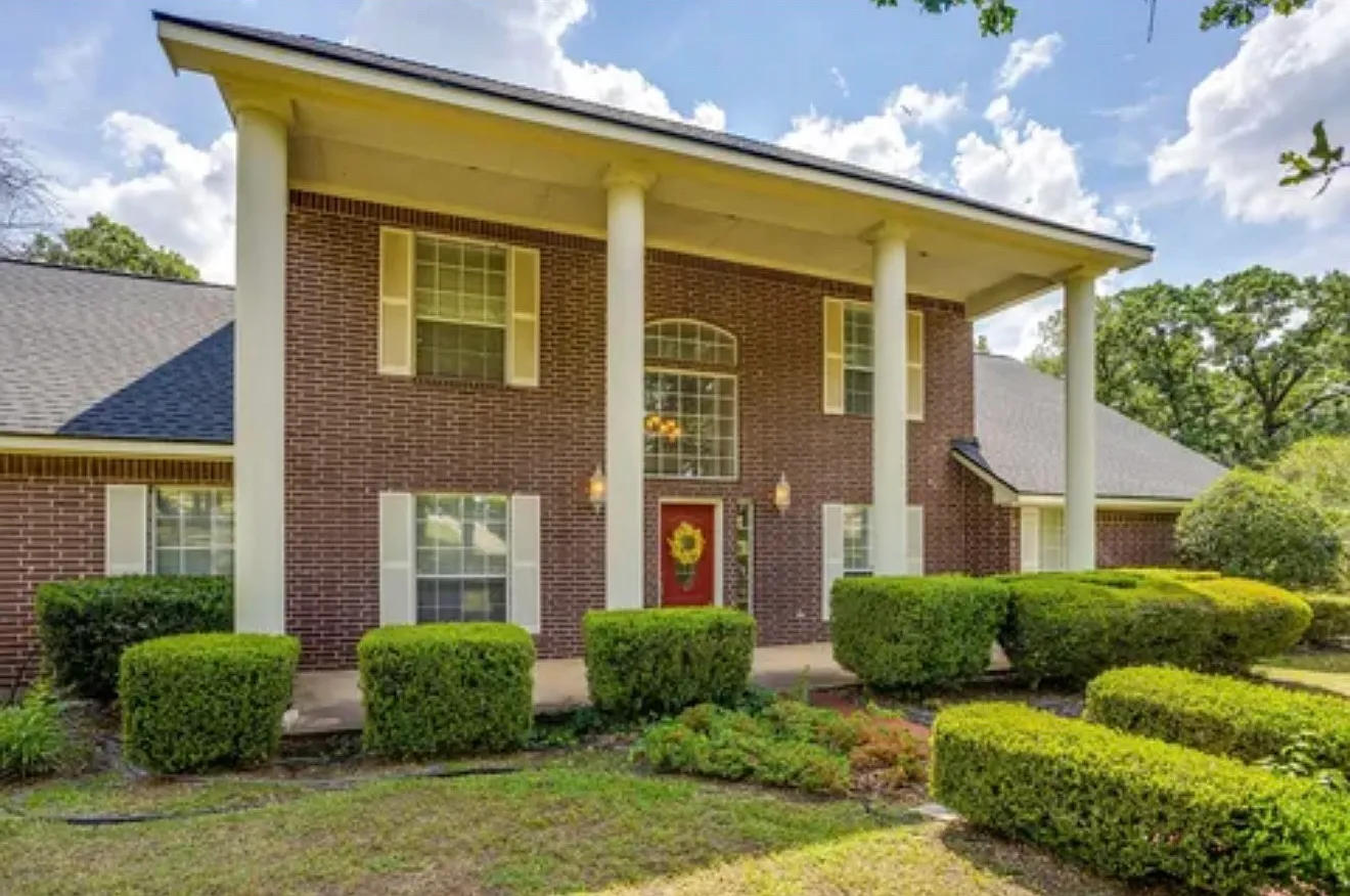 3 bed, 2338 sqft, $4,400 — Photo 3