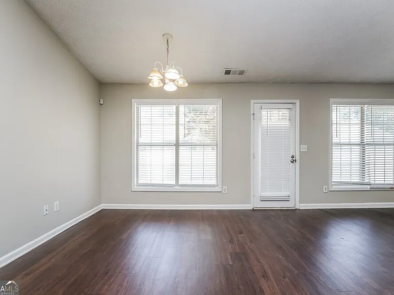 920 Glen Oaks Ln — Photo 6