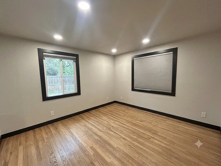 2028 Oriole Ave — Photo 10